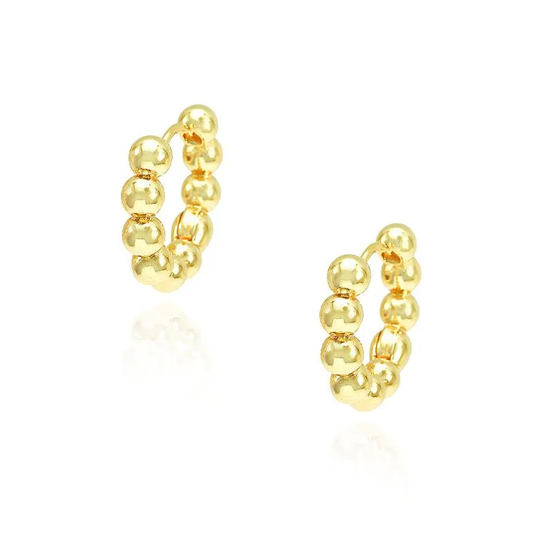 Brinco de argola com miçangas redondas brilhantes